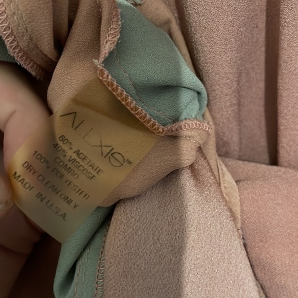 Alexis Keely Colorblock Ruffle Mini Dress ✨ - Picture 11 of 11